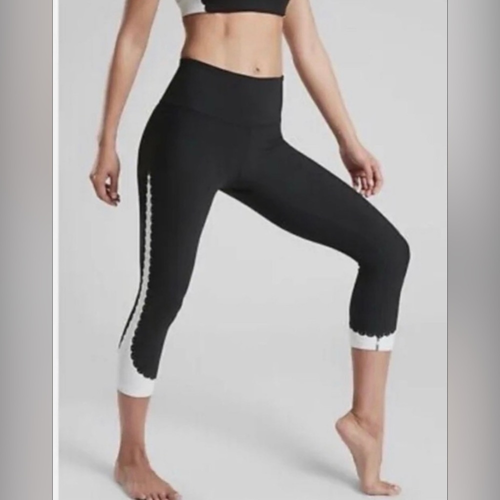Athleta Elation Scallop Capri leggings size XS
